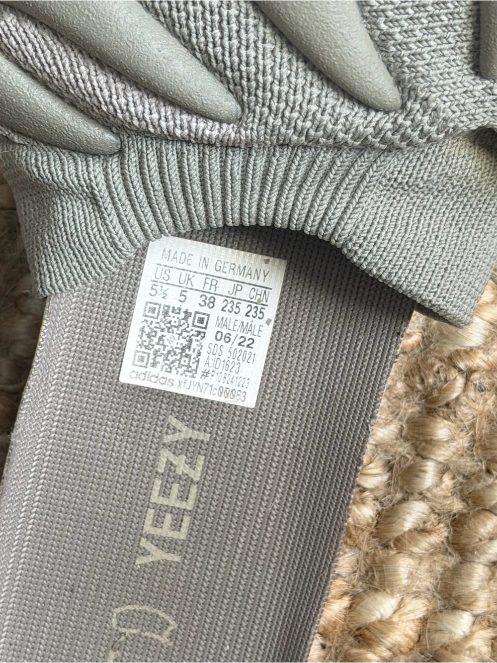 Yeezy 450 - Picture 4 of 12
